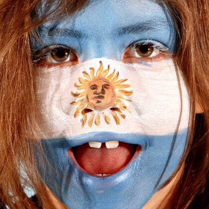 Kind mit Gesichtsbemalung in den Landesfarben des WM Teilnehmers Argentinien (Gruppe B) - FUSSBALL - FIFA WM 2010, Fotoshooting mit Kindern - MODEL RELEASED - 