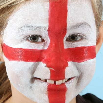 Kind mit Gesichtsbemalung in den Landesfarben des WM Teilnehmers England (Gruppe C) - FUSSBALL - FIFA WM 2010, Fotoshooting mit Kindern - MODEL RELEASED - 