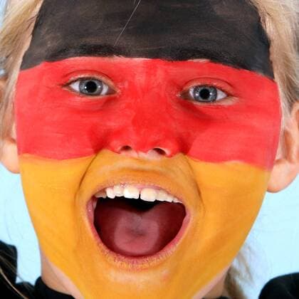 Kind mit Gesichtsbemalung in den Landesfarben des WM Teilnehmers Deutschland (Gruppe D) - FUSSBALL - FIFA WM 2010, Fotoshooting mit Kindern - MODEL RELEASED - 