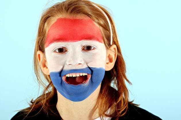 Kind mit Gesichtsbemalung in den Landesfarben des WM Teilnehmers Niederlande (Gruppe E) - FUSSBALL - FIFA WM 2010, Fotoshooting mit Kindern - MODEL RELEASED - 