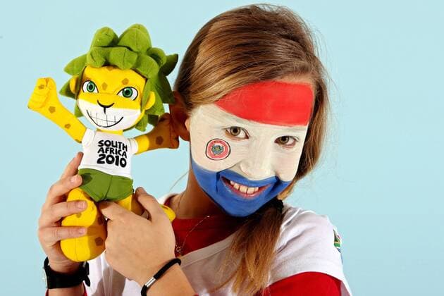 Kind mit Gesichtsbemalung in den Landesfarben des WM Teilnehmers Paraguay (Gruppe F) und WM Maskottchen Zakumi - FUSSBALL - FIFA WM 2010, Fotoshooting mit Kindern - MODEL RELEASED - 