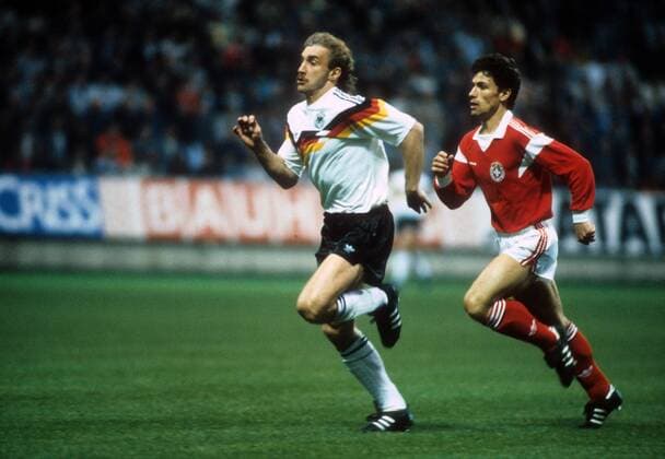 Rudi Völler (BR Deutschland, li.) gegen Thomas Tschuppert (Schweiz) - DEUTSCHSPRACHIGE SPORTZEITSCHRIFTEN UND -ZEITUNGEN NUR NACH RÜCKSPRACHE Fußball Länderspiel Herren DEUTSCHSPRACHIGE SPORTZEITSCHRIFTEN UND -ZEITUNGEN NUR NACH RÜCKSPRACHE, Freundschaftsspiel 1988 Gruppe Kaiserslautern o00 BRD Dynamik,