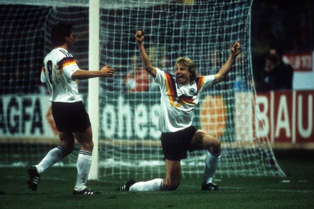 Jürgen Klinsmann (re.) und Lothar Matthäus (beide BR Deutschland) - Torjubel - DEUTSCHSPRACHIGE SPORTZEITSCHRIFTEN UND -ZEITUNGEN NUR NACH RÜCKSPRACHE Fußball Länderspiel Herren DEUTSCHSPRACHIGE SPORTZEITSCHRIFTEN UND -ZEITUNGEN NUR NACH RÜCKSPRACHE, Freundschaftsspiel 1988 Gruppe Kaiserslautern o00 BRD Begeisterung, Freude,