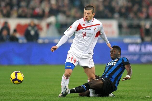 Serie A AS Bari (weiß) - Inter Mailand (blau) Massimo Donati (li.) -Sulley Muntari 