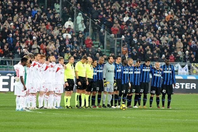 Serie A AS Bari (weiß) - Inter Mailand (blau) - Schweigeminute  o0 Tod Trauer