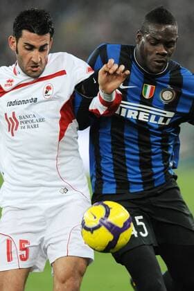 Serie A AS Bari (weiß) - Inter Mailand (blau) Mario Balotelli-Nicola Belmonte 