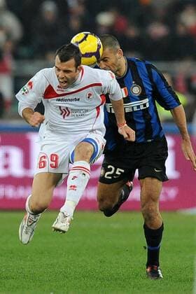 Serie A AS Bari (weiß) - Inter Mailand (blau) Riccardo Meggiorini-Walter Samuel 