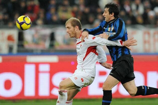 Serie A AS Bari (weiß) - Inter Mailand (blau) Diego Milito-Salvatore Masiello 