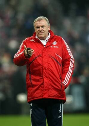 15. Januar 2010: München, Allianz Arena: Fussball 1. Bundesliga 18. Spieltag FC Bayern München - TSG 1899 Hoffenheim: Münchens Co-Trainer Hermann Gerland stoppt die Zeit.
