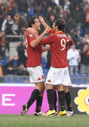 LUCA Toni (L) und Mirko Vucinic (AS ROM) AS ROM vs CFC Genua 1893 - Serie A Stadio Olimpico, Roma, 17 01 2010 - AntoniettaxBaldassarre