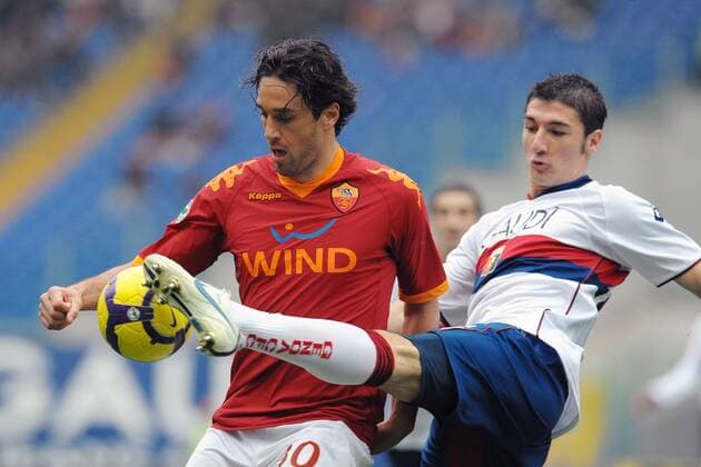 Luca TONI (AS Rom, L) und Salvatore BOCCHETTI (Genua) - AS ROM vs CFC Genua 1893 - 17 1 2010 Stadio Olimpico Roma Serie A 2009 2010 - ANDREAXSTACCIOLI