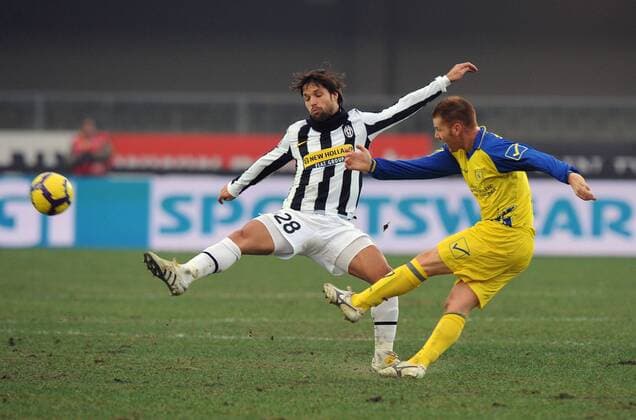 Diego (Juventus Turin, li.) gegen Michele Marcolini (Chievo Verona) , Verona, Stadio Bentegodi, AC Chievo Verona - Juventus Turin, Campionato Italiano, Serie A 2009 2010 - NicoloxZangirolami