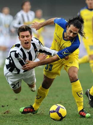 Chievo Verona (gelb) - Juventus Turin (weiß), Michele Paolucci (L), Mario Yepes 