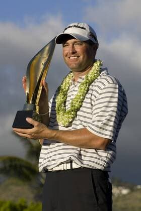 17 January 2010: Ryan Palmer of the United States holds the Sony Trophy after winning the 2010 Sony Open with a final score of -15 for a 66 on the final day of play. The Sony Open is played at the Waialae Country Club Icon19401171002 o0 Objekte Pokal Trophäe USA EDITORIAL USE ONLY