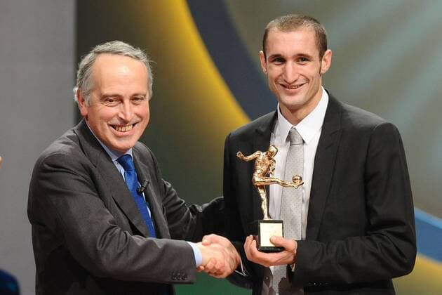 Gala Oscar del calcio Aic 2009 FIGC Präsident Giancarlo Abete (Italien) und Giorgio Chiellini (Juventus Turin) - Best Defender -  o0 Pokal, Trophäe Objekte Funktionär Freude o0 Verleihung privat o00 Preisträger Ehrung