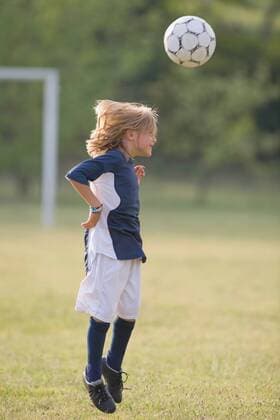 Junge macht einen Kopfball - Model released  (532023) o0 Freizeit Freizeitsport o00 Outdoor o0 Aufmacher Herren Freizeit Freizeitsport