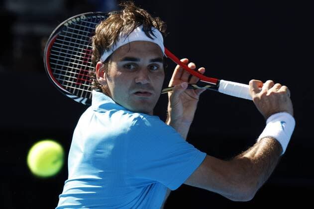 (100119) -- MELBOURNE, Jan.19, 2010 Roger Federer of Switzerland returns the ball during the first round match of men s singles in 2010 Australian Open at Rod Laver Arena in Melbourne Park, Jan. 19, 2010. Roger Federer won 3-1. (2)  o0 Porträt
