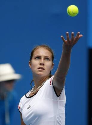 Australien, Melbourne, Sport, Tennis, Grand Slam Tournament, Melbourne Park, Australian Open 2010, Stefanie Voegele (SUI),Aufschlag,Ballwurf,