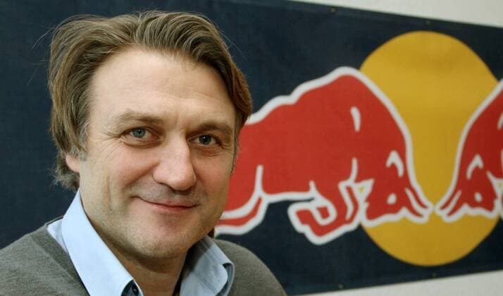Leipzig, 20.01.2010, DFB Sportschule, NOFV Oberliga Süd, Pressekonferenz, RB Leipzig. RasenBallsport Leipzig - PK mit Dietmar Beiersdorfer, sportlicher Leiter der Red Bull Fussballabteilung o0 Funktionär Sponsor, Werbepartner, Werbung, Wirtschaft RedBull Red Bull