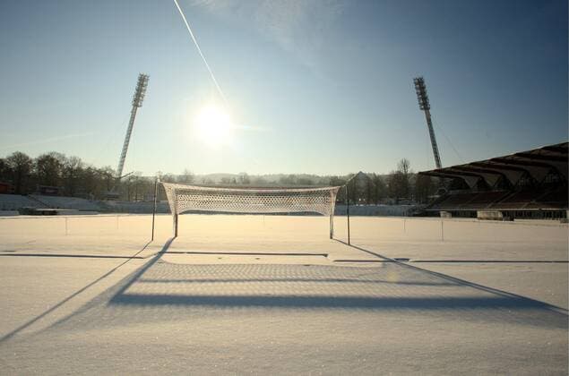Fussball 3.Liga FC Rot Weiss Erfurt - Stadion im Winter Erfurt , 050110 , Saison 2009 2010 ; Fussball 3.Liga FC Rot Weiss Erfurt - Steigerwaldstadion im Winter - der Rasen ist mit Schnee bedeckt o00 Sportstätte Totale Winterpause Symbol o0 Winter verschneit Leer Himmel blau