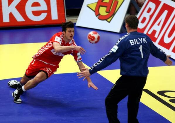 HANDBALL - EHF EURO 2010, UKR vs CRO GRAZ,AUSTRIA,21.JAN.10 - DIVERS, HANDBALL - EHF Europameisterschaft, EURO 2010, Laenderspiel, Ukraine vs Kroatien. Bild zeigt Domagoj Duvnjak (CRO, li.) und Sergiy Bilyk (UKR). 