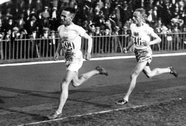 1924 OLYMPICS, PARIS. 10000M. Ville RITOLA (FIN, l.) PASSES WIDE -  o0 Olympische Spiele, Sommerspiele, Leichtathletik Aufnahmedatum geschätzt