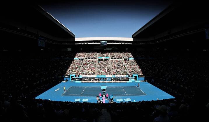TENNIS - WTA, Australian Open 2010 MELBOURNE, AUSTRALIEN, Grand Slam, Australian Open 2010. Bild zeigt die Rod Laver Arena -  o0 Stadion Publikum o00 Lichtverhältnisse Dach Dachkonstruktion offen offenes