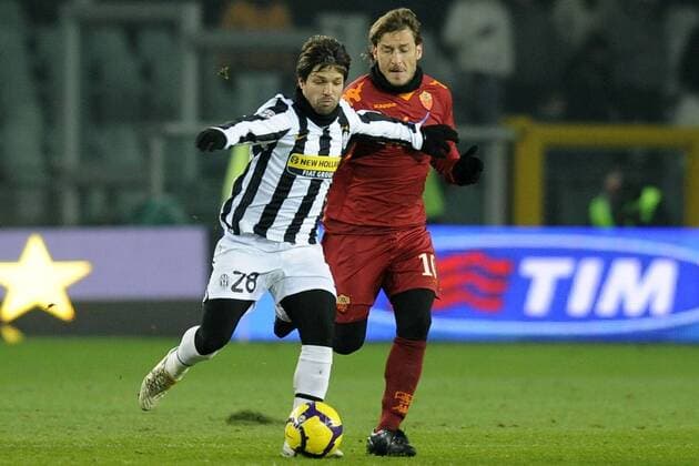 Turin, Juventus Turin (schwarz weiß) - AS Rom (rot): Diego (li.) gegen Francesco Totti 