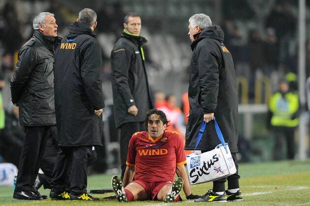 Turin, Juventus Turin (schwarz weiß) - AS Rom (rot): Luca Toni muss verletzt behandelt werden  o0 Verletzung,