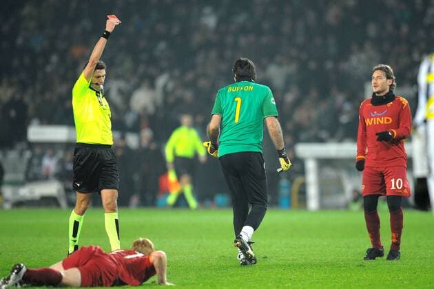 Schiedsrichter Paolo Tagliavento (Italien) zeigt Torwart Gianluigi Buffon (Juve) nach einem Foulspiel an John Arne Riise (Roma) die rote Karte - Juventus Turin (Juve) - AS Rom (Roma) - ANDREAXSTACCIOLI