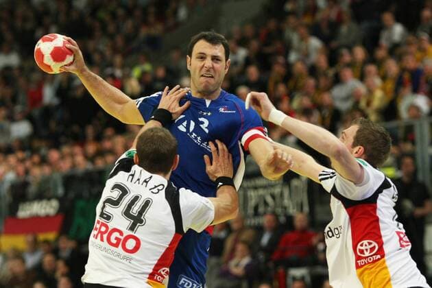 24.01.2010 INNSBRUCK, GER (weiß) - FRA (blau) - MICHALE HASS (L), JEROME FERNANDEZ (C), TORSTEN GLANDORF -