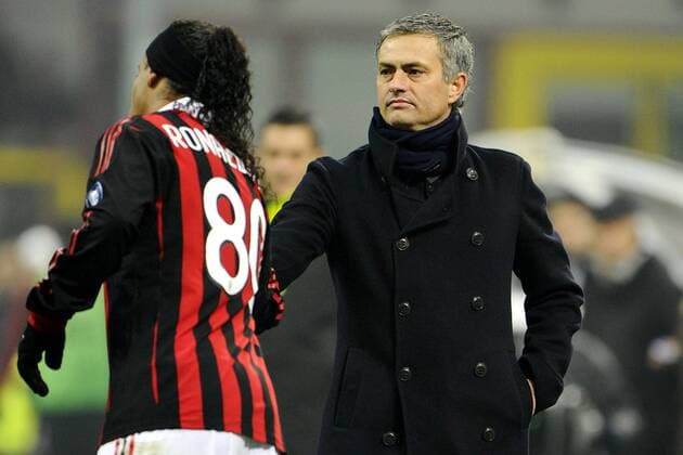 Inter Mailand (blau) - AC Mailand (rot) 2:0 - Ronaldinho (Milan, li.) und Trainer Jose Mourinho (Inter) 