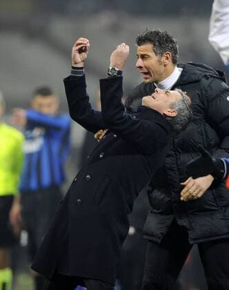 Inter Mailand (blau) - AC Mailand (rot) 2:0 - Trainer Jose Mourinho (li.) und Torwart Francesco Toldo (beide Inter)  o0 Enttäuschung