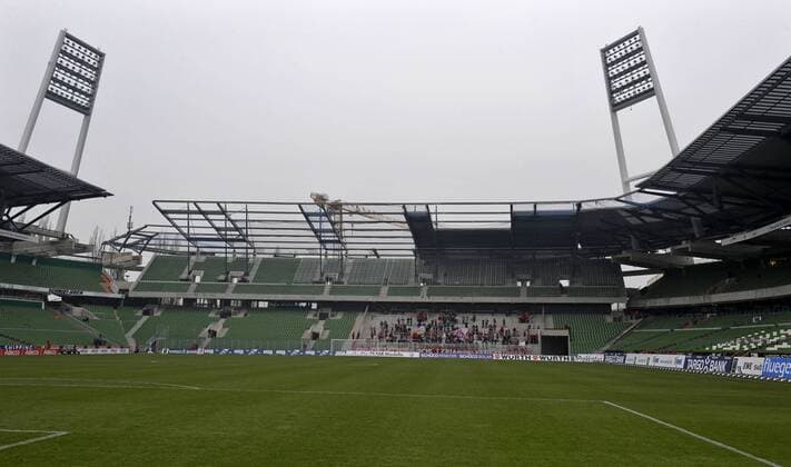 23.01.2010, Fussball 1.Bundesliga, 19.Spieltag: SV Werder Bremen - Bremer Weserstadion. Baustelle Weserstadion, hier die Westtribüne mit dem im Bau befindlichen Dach. o0 Bau Bauarbeiten Umbau Stadionumbau