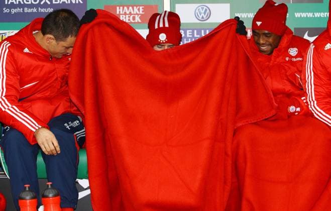 Frank Ribery (Bayern Mitte) und Edson Braafheid (re.) zeigen sich ein Geheimnis unter der Decke Fussball 1. Bundesliga, in Bremen, am 23.01.2010 SV Werder Bremen - FC Bayern München 2-3 19.Spieltag19, Liga1, Spieltag19, Liga01 Saison0910 , Saison 2009 2010