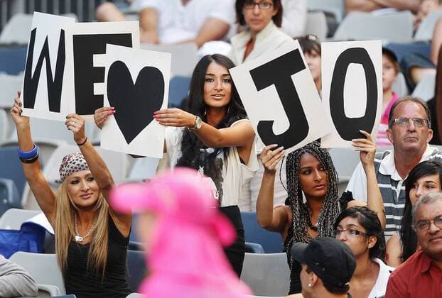 TENNIS - ATP, Australian Open 2010 MELBOURNE,AUSTRALIEN,25.JAN.10 - TENNIS - ATP World Tour, Grand Slam, Australian Open 2010. Bild zeigt Fans von Jo-Wilfried Tsonga (FRA).  o0 Fan, Zuschauer frau weiblich Plakat, Fanplakat, Fanplakate, Transparent Fanidol Fanverehrung Idol