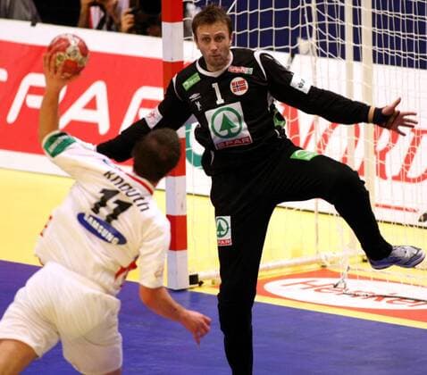 HANDBALL - EHF EURO 2010, NOR vs AUT WIEN,AUSTRIA,25.JAN.10 - DIVERS, HANDBALL - EHF Europameisterschaft, EURO 2010, Laenderspiel, Norwegen (rot) vs Oesterreich (weiß) . Bild zeigt Michael Knauth (AUT, L) und Steinar Ege (NOR). 