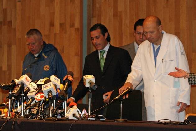 Jan 25, 2010 - Mexico City, Mexico - President MICHAEL BAUER (c.) and neurosurgeon ERNESTO MARTINEZ (re.) at a press conference after the surgery of the player Salvador Cabanas.  - ZUMAu78 o0 people Arzt Funktionär