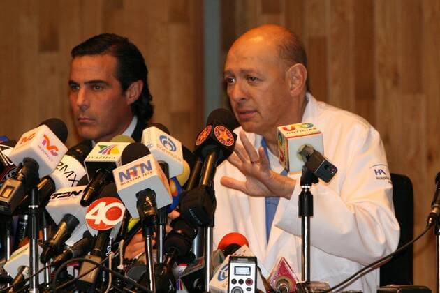 Jan 25, 2010 - Mexico City, Mexico - President MICHAEL BAUER (l.) and neurosurgeon ERNESTO MARTINEZ at a press conference after the surgery of the player Salvador Cabanas.  - ZUMAu78 o0 People Arzt Funktionär