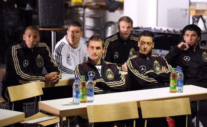 Folgen gespannt den Anweisungen des Regisseurs: Hinten v.l.: Jerome BOATENG, Thomas HITZLSPERGER, Manuel NEUER, vorne v.l.: Miroslav KLOSE, Mesut OEZIL und Serdar TASCI. Fussball Deutsche Fussball Nationalmannschaft: In der Stuttgarter Mercedes-Benz Arena fanden Werbeaufnahmen und ein Werbedreh fuer den DFB- Generalsponsor Mercedes-Benz im Hinblick auf die Fussball-Weltmeisterschaft 2010 statt. Stuttgart, 25.01.2010 --