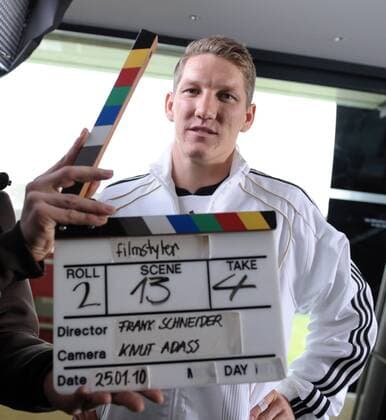 Bastian SCHWEINSTEIGER mit Filmklappe. Fussball Deutsche Fussball Nationalmannschaft: In der Stuttgarter Mercedes-Benz Arena fanden Werbeaufnahmen und ein Werbedreh fuer den DFB- Generalsponsor Mercedes-Benz im Hinblick auf die Fussball-Weltmeisterschaft 2010 statt. Stuttgart, 25.01.2010 -- o0 Klappe Schriftzug filmstyler Regisseur Frank Schneider Kameramann Knut Adass