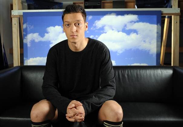 Nationalspieler Mesut OEZIL (DFB) sitzt in der Kulisse zum Interview. Fussball Deutsche Fussball Nationalmannschaft: In der Stuttgarter Mercedes-Benz Arena fanden Werbeaufnahmen und ein Werbedreh fuer den DFB- Generalsponsor Mercedes-Benz im Hinblick auf die Fussball-Weltmeisterschaft 2010 statt. Stuttgart, 25.01.2010 --