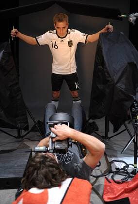 Philipp LAHM beim Foto-Shooting. Fussball Deutsche Fussball Nationalmannschaft: In der Stuttgarter Mercedes-Benz Arena fanden Werbeaufnahmen und ein Werbedreh fuer den DFB- Generalsponsor Mercedes-Benz im Hinblick auf die Fussball-Weltmeisterschaft 2010 statt. Stuttgart, 25.01.2010 o0 kurios Fotograf, Sportfotograf Studio Technik Equipment