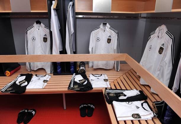Feature: Hose, Trikot, Jacke und Stutzen der DFB-Nationalspieler liegen in der Kabine bereit zum anziehen. Deutsche Fussball Nationalmannschaft; In der Stuttgarter Mercedes-Benz Arena fanden Werbeaufnahmen und ein Werbedreh fuer den DFB - Generalsponsor Mercedes-Benz im Hinblick auf die Fussball-Weltmeisterschaft 2010 statt. Stuttgart am 25.01.2010, o0 Objekte Equipment Ausrüster adidas Nationaltrikot Trainingsanzug Trainingsjacke Kleidung
