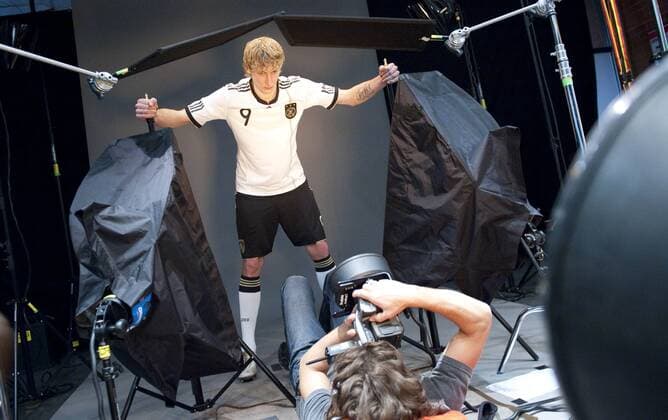 Nationalspieler Stefan KIESSLING (DFB) steht in einer Kulisse fuer Fotoaufnahmen. Fotoshooting, Deutsche Fussball Nationalmannschaft; In der Stuttgarter Mercedes-Benz Arena fanden Werbeaufnahmen und ein Werbedreh fuer den DFB - Generalsponsor Mercedes-Benz im Hinblick auf die Fussball-Weltmeisterschaft 2010 statt. Stuttgart am 25.01.2010, o0 shooting Studio Fotograf, Sportfotograf Equipment Technik