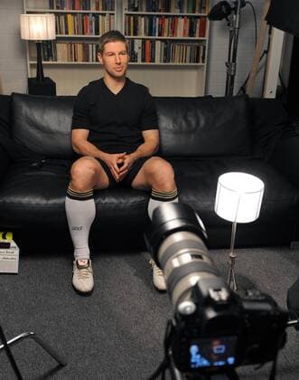 Nationalspieler Thomas HITZLSPERGER (DFB) sitzt in der Kulisse Deutsche Fussball Nationalmannschaft; In der Stuttgarter Mercedes-Benz Arena fanden Werbeaufnahmen und ein Werbedreh fuer den DFB - Generalsponsor Mercedes-Benz im Hinblick auf die Fussball-Weltmeisterschaft 2010 statt. Stuttgart am 25.01.2010,