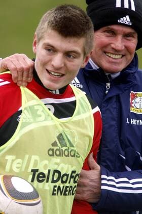 1.FUSSBALL BUNDESLIGA BAYER 04 LEVERKUSEN TRAINER JUPP HEYNCKES (R) und TONI KROOS TRAINING