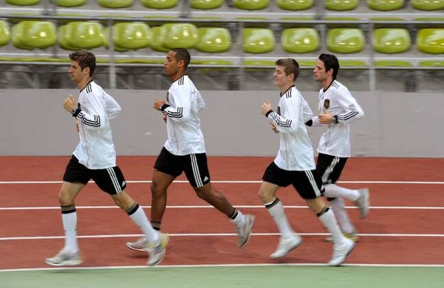Die Deutsche Nationalmannschaft beim Leistungstest in Sindelfingen, Laufeinheit während des Leistungstestes im Sindelfinger Glaspalast: v.li: Thomas MÜLLER, Dennis AOGO, Toni KROOS und Christian TRÄSCH.