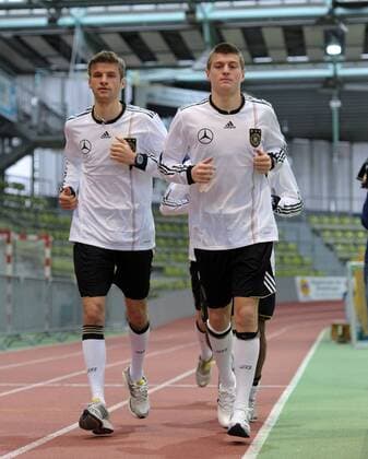 Laufeinheit während des Leistungstest im Sindelfinger Glaspalast: Toni KROOS (r.) und Thomas MÜLLER (beide GER)