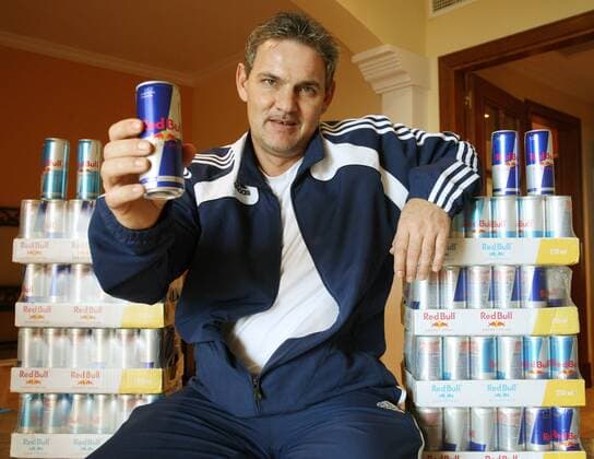 Novo Sancti Petri, Spanien, 27.01.2010, Fußball, NOFV Oberliga , RasenBallsport Leipzig. RBL Trainingscamp an der Costa de la Luz. , Ersatzzeugwart Tom Riedel ist Herr über die Red-Bull Dosen. o0 Sponsor, Werbepartner, Werbung, Wirtschaft o0 Betreuer